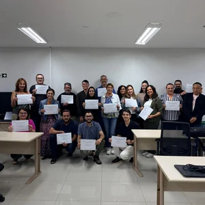 Turma com certificados de participação em curso de IA